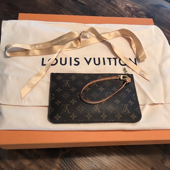 Louis Vuitton Handbags - 🦋Like New Louis Vuitton GM Wristlet AUTHENTIC!!
